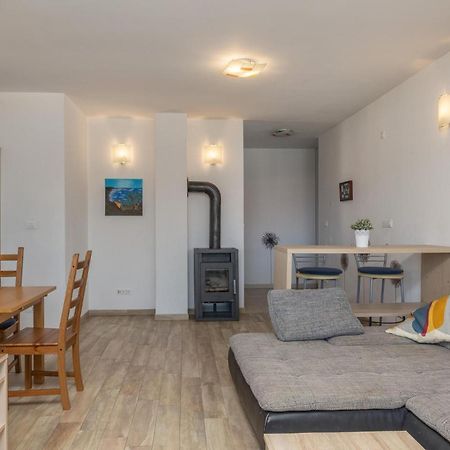Amazing Apartment In Njivice With Kitchen Zewnętrze zdjęcie