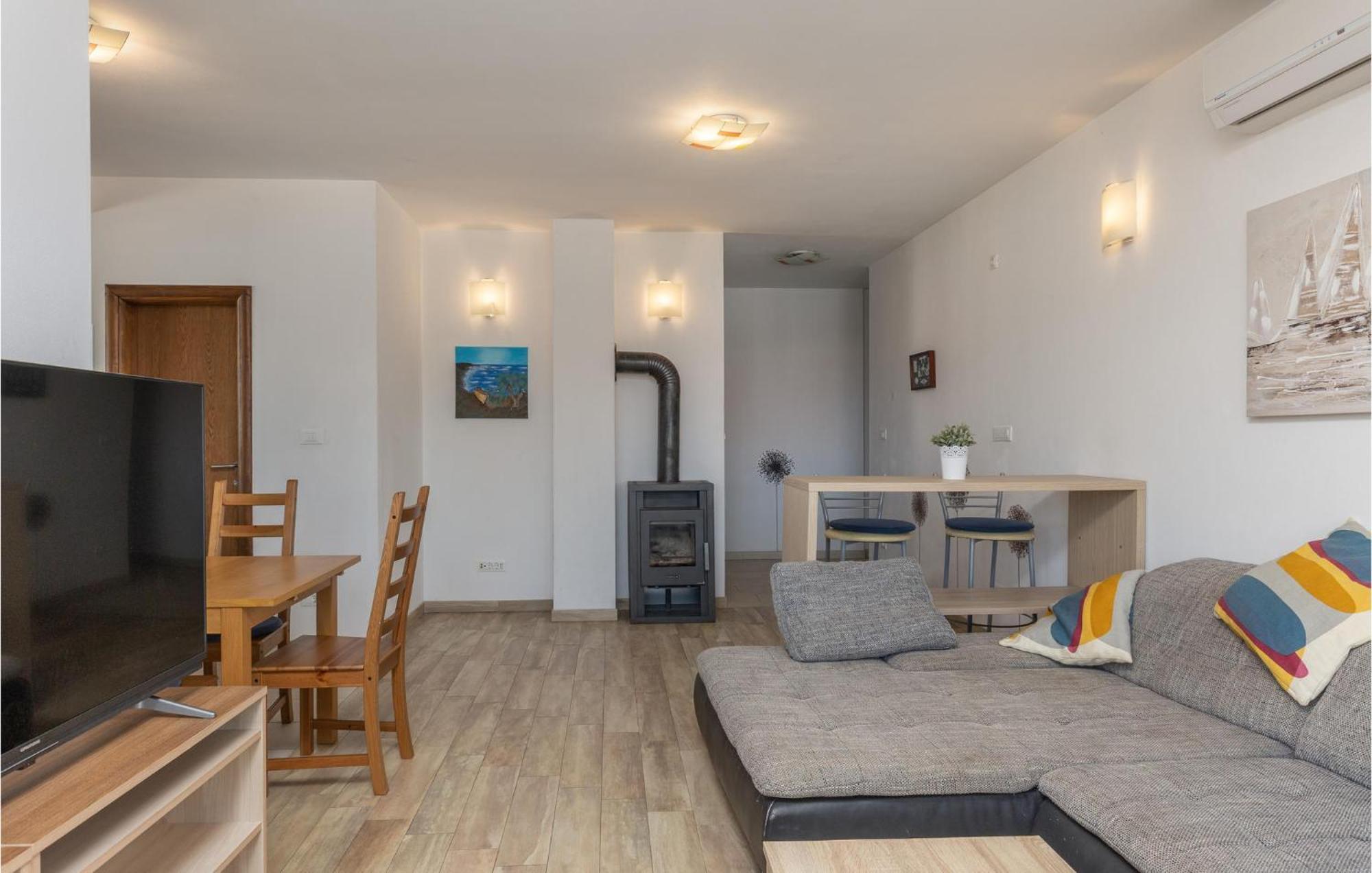 Amazing Apartment In Njivice With Kitchen Zewnętrze zdjęcie